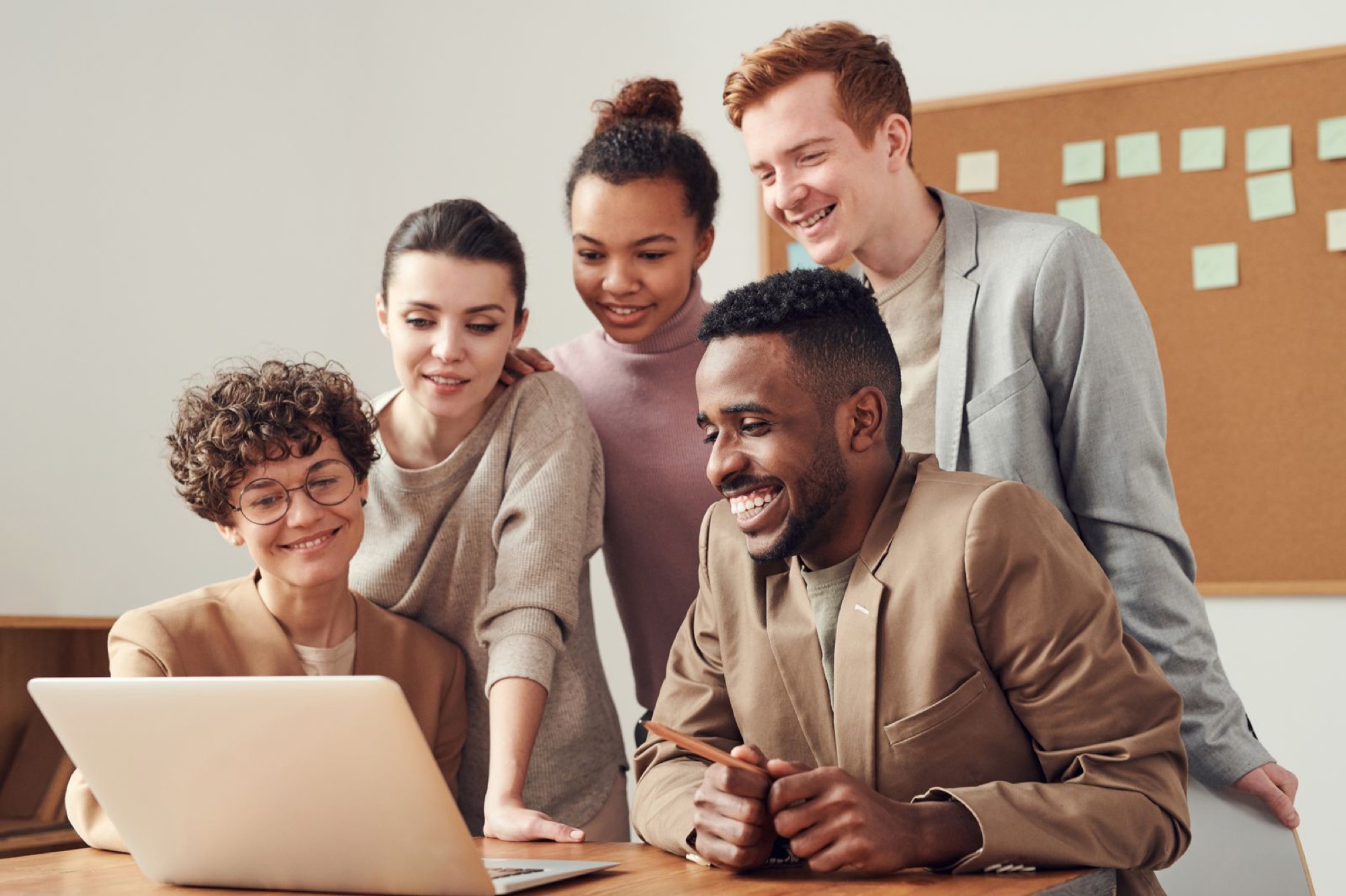 Équipe de professionnels échangeant autour d'un ordinateur