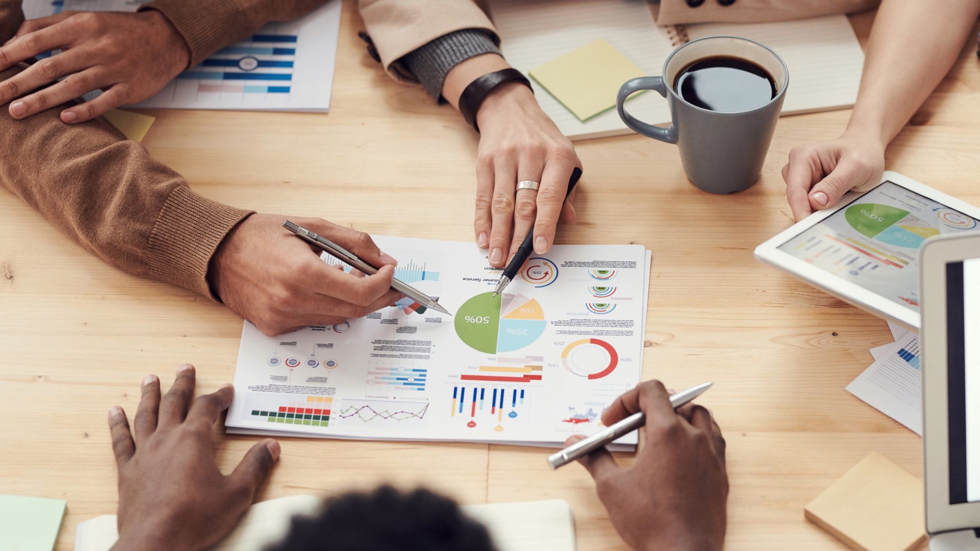 Équipe réunie autour de documents de gestion et d'indicateurs